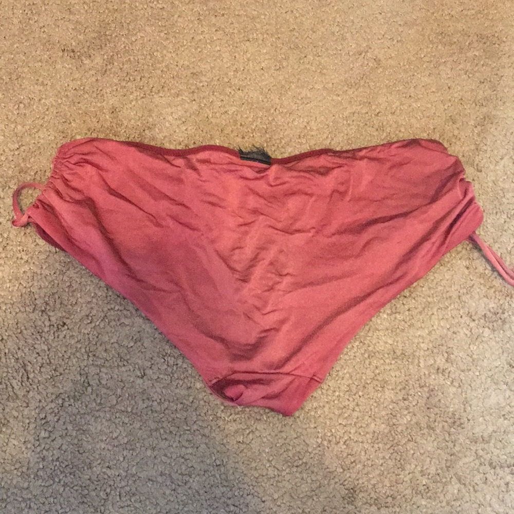 Maroon bikini - Picture 3 of 3